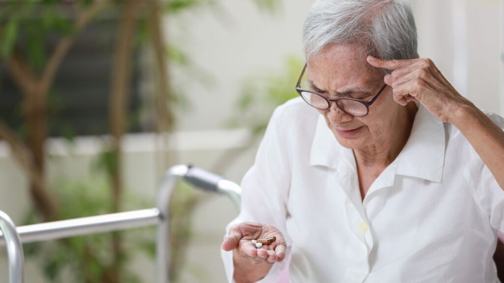 Homem idoso já apresentando problemas de memória comuns a Doença de Alzheimer (Foto: Satjawat Boontanataweepol/ Canva)